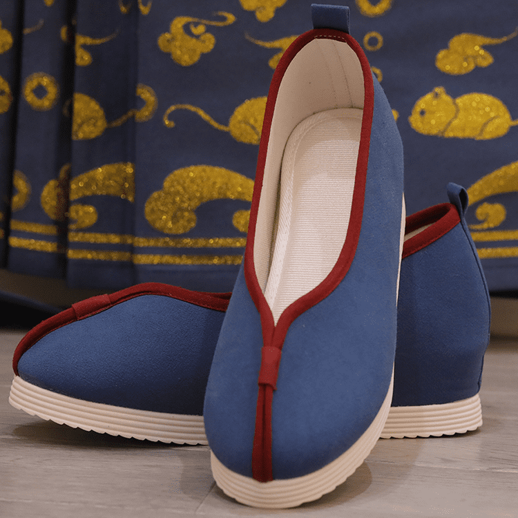 Navy blue traditional Chinese shoes for women in Qing dynasty with red rim