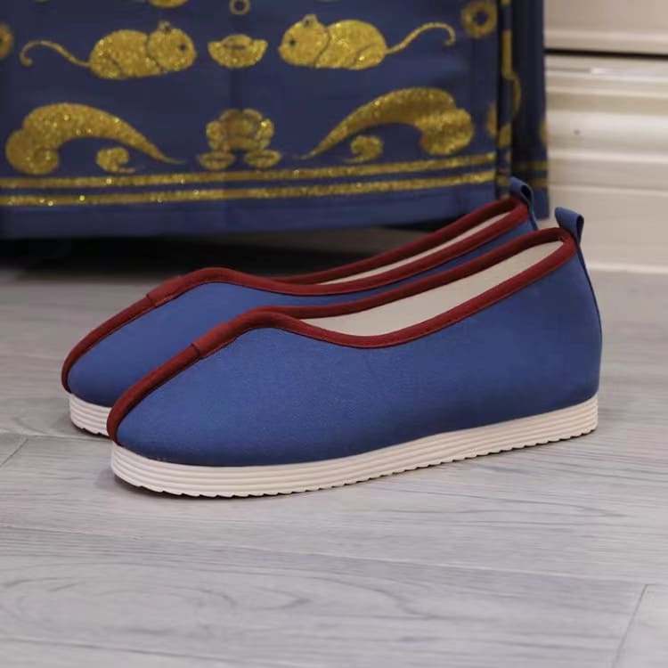 Navy blue traditional Chinese shoes for women in Qing dynasty with red rim