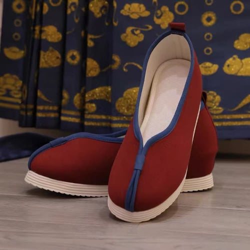 Wine red traditional Chinese shoes for women in Qing dynasty with blue rim