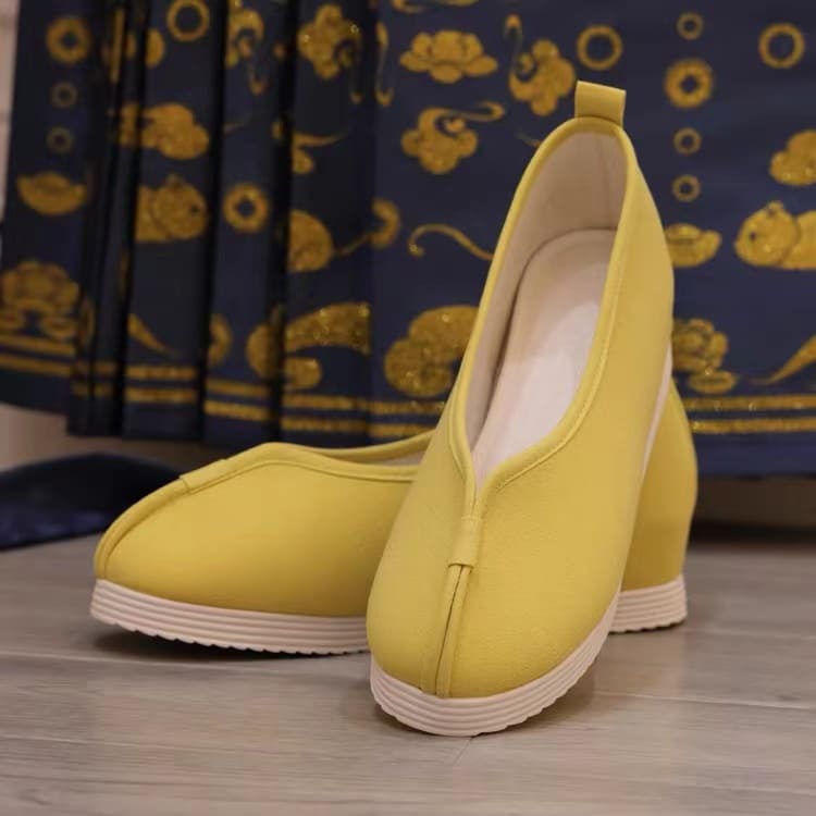 Yellow traditional Chinese shoes for women in Qing dynasty