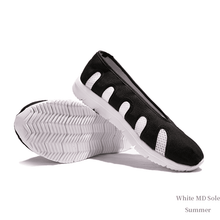 Load image into Gallery viewer, wudang taoist shoes with white md soles wearing in summer
